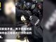 实拍辽宁男子持双菜刀挟持母亲 特警破两道门制服