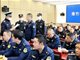 四川绵竹一男子警示大会被当场铐走全场震惊