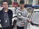 泸州两男子将涉黄小卡片发到警车上